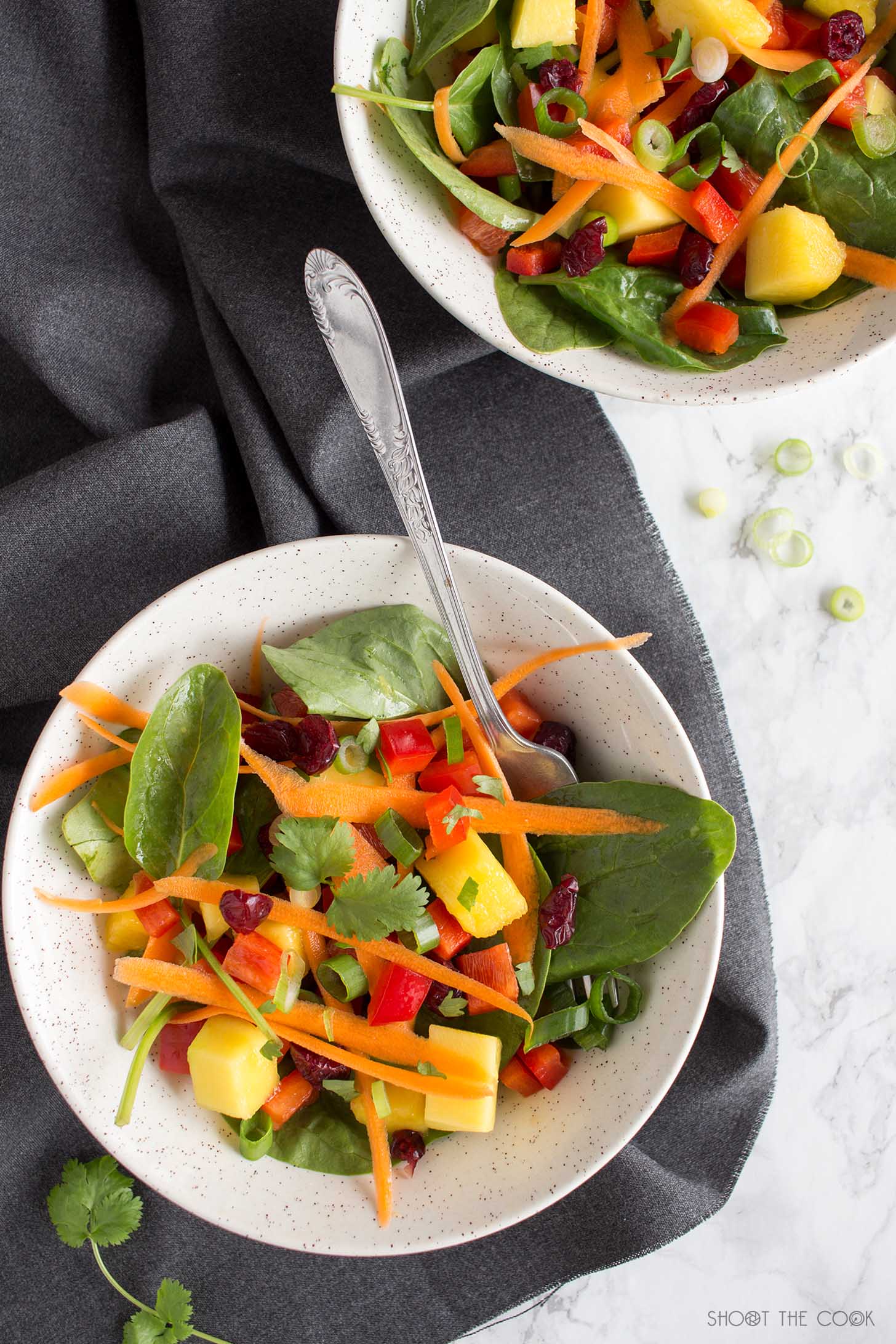 ensalada con mango y espinacas