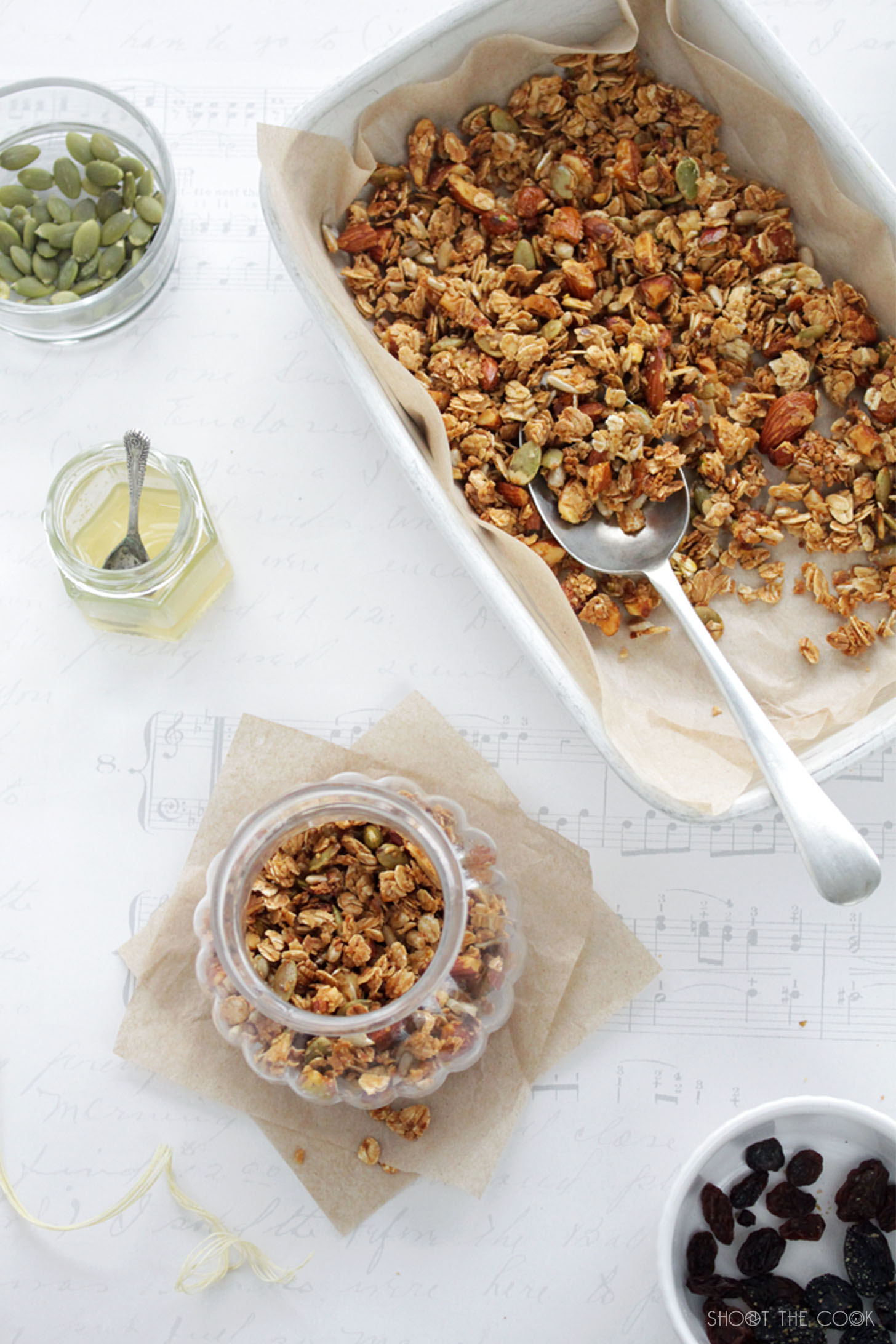 granola casera hecha con solo cuatro ingredientes, fácil y saludable