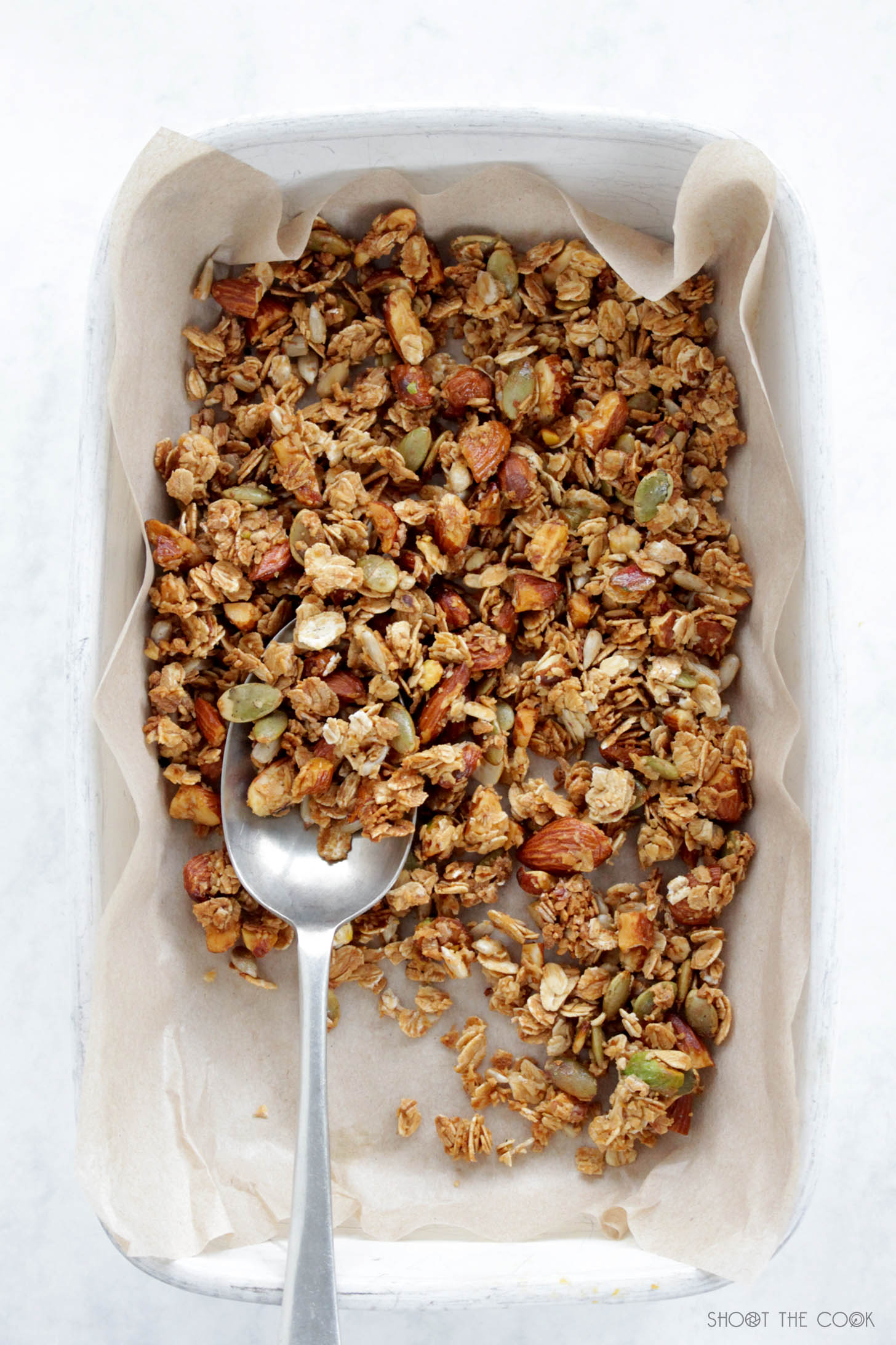 granola casera hecha con solo cuatro ingredientes, fácil y saludable