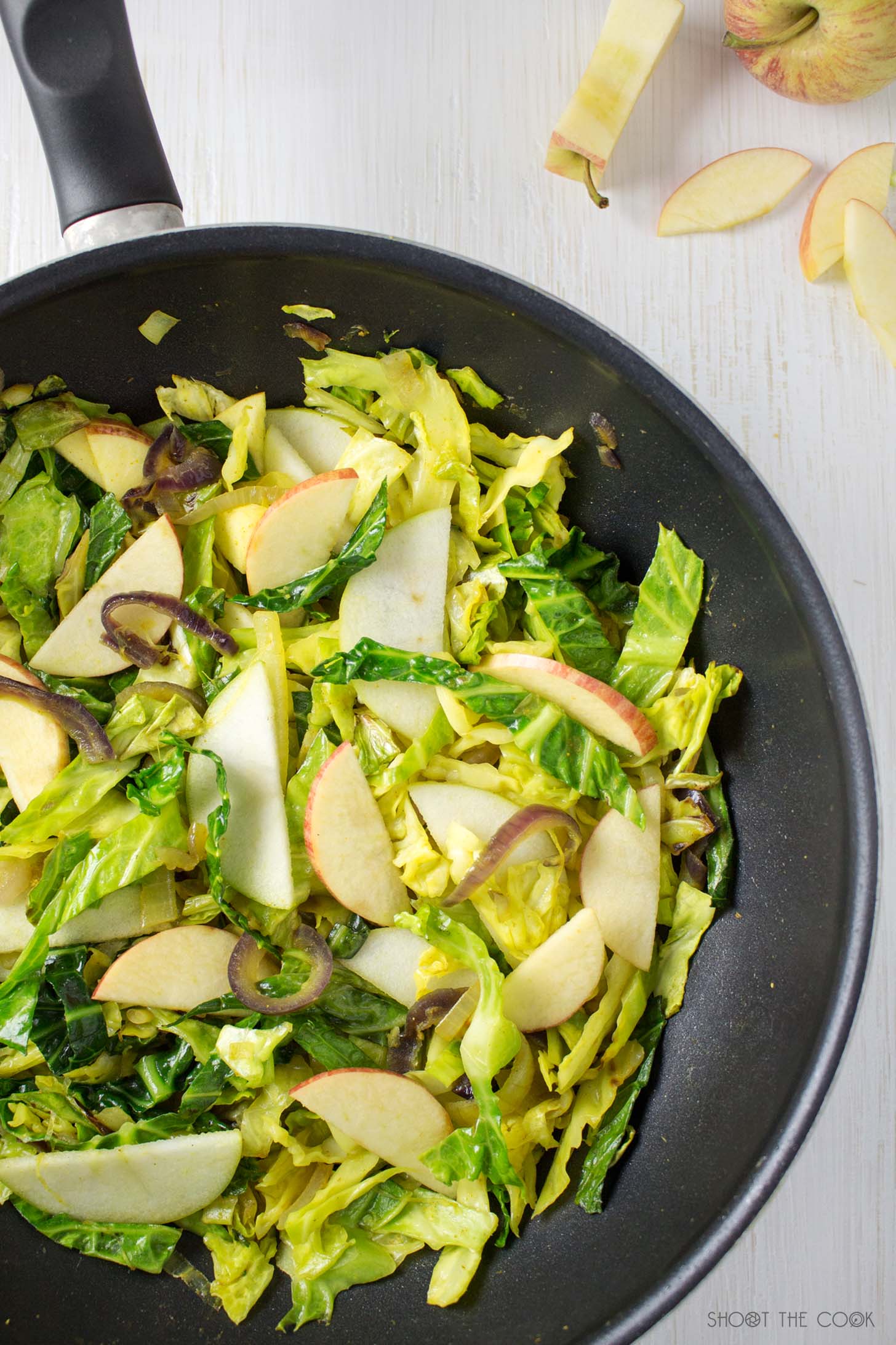 Repollo salteado con manzana