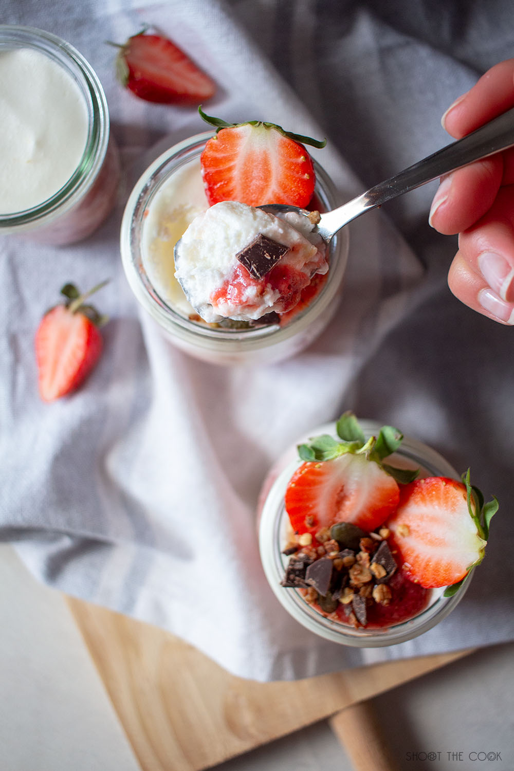 Mousse de yogur ligera con fresas asadas