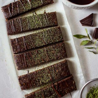 Receta de Barritas Proteicas de Chocolate y Matcha