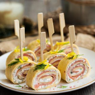 rollitos de salmón, tortilla y queso