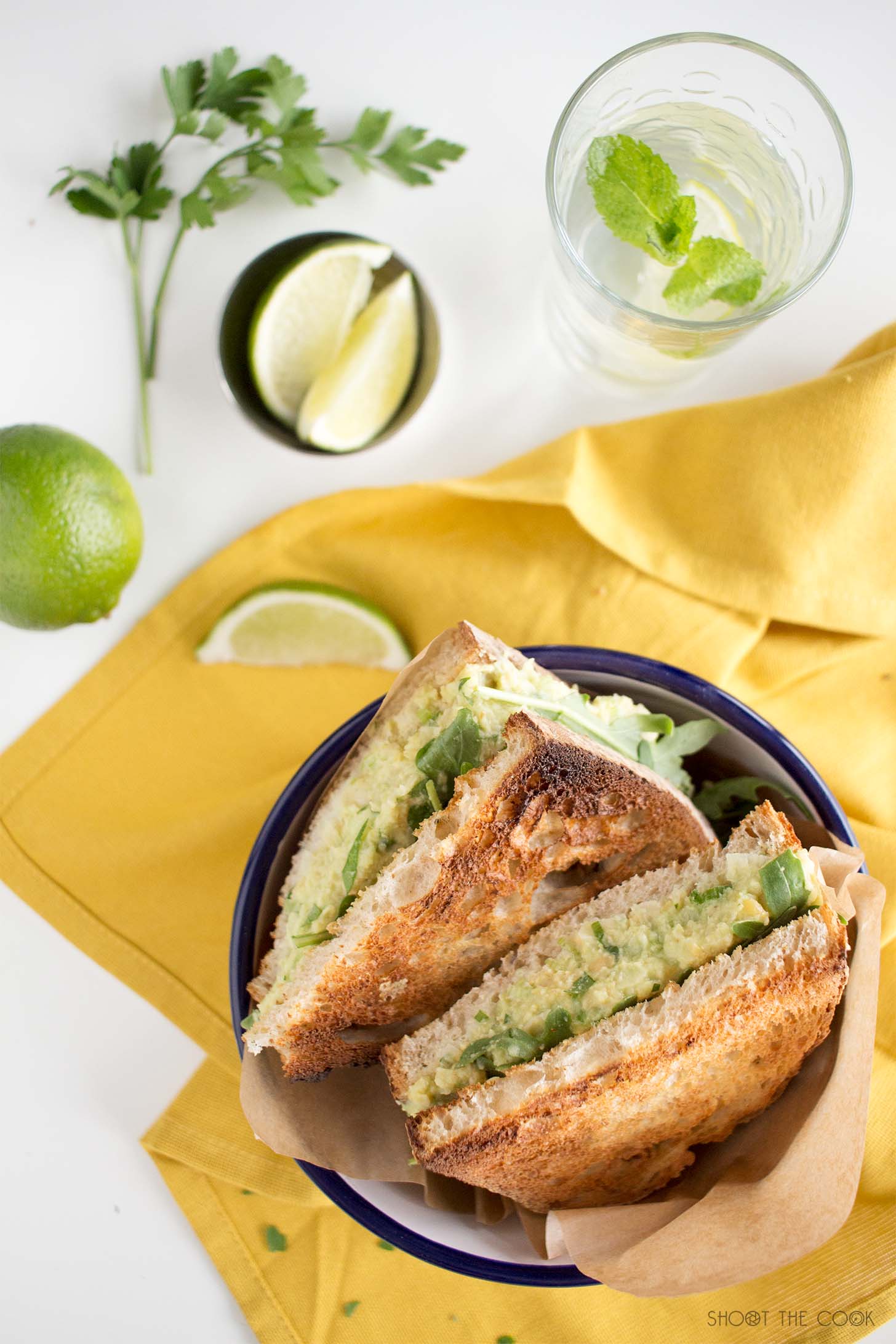 sandwich saludable de aguacate y garbanzos