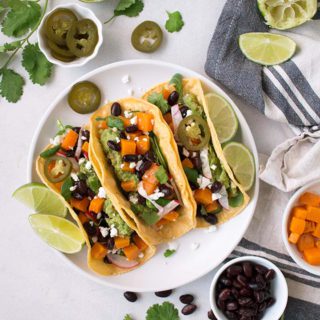 tacos vegetarianos con frijoles y calabaza