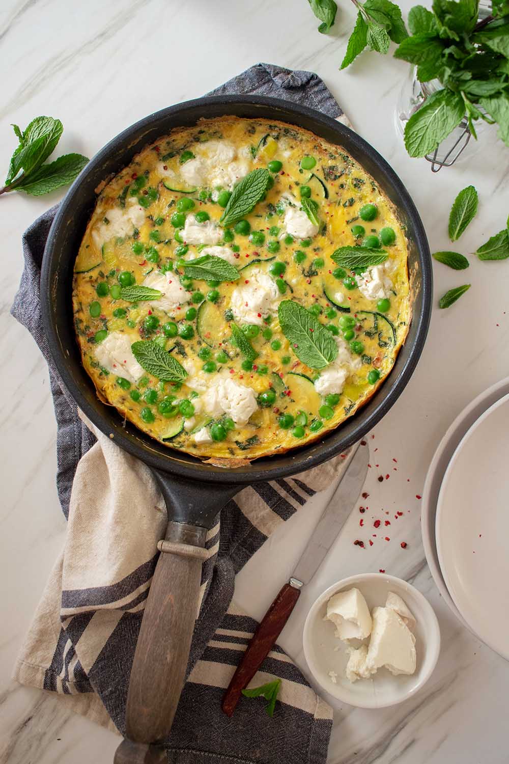 tortilla o frittata de calabacín, guisantes y queso cabra