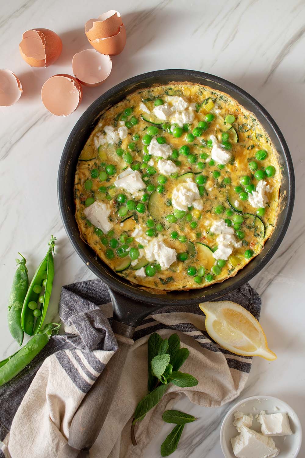 tortilla o frittata de calabacín, guisantes y queso cabra