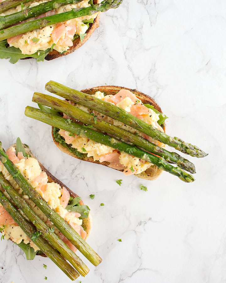 huevos revueltos con salmon y trigueros